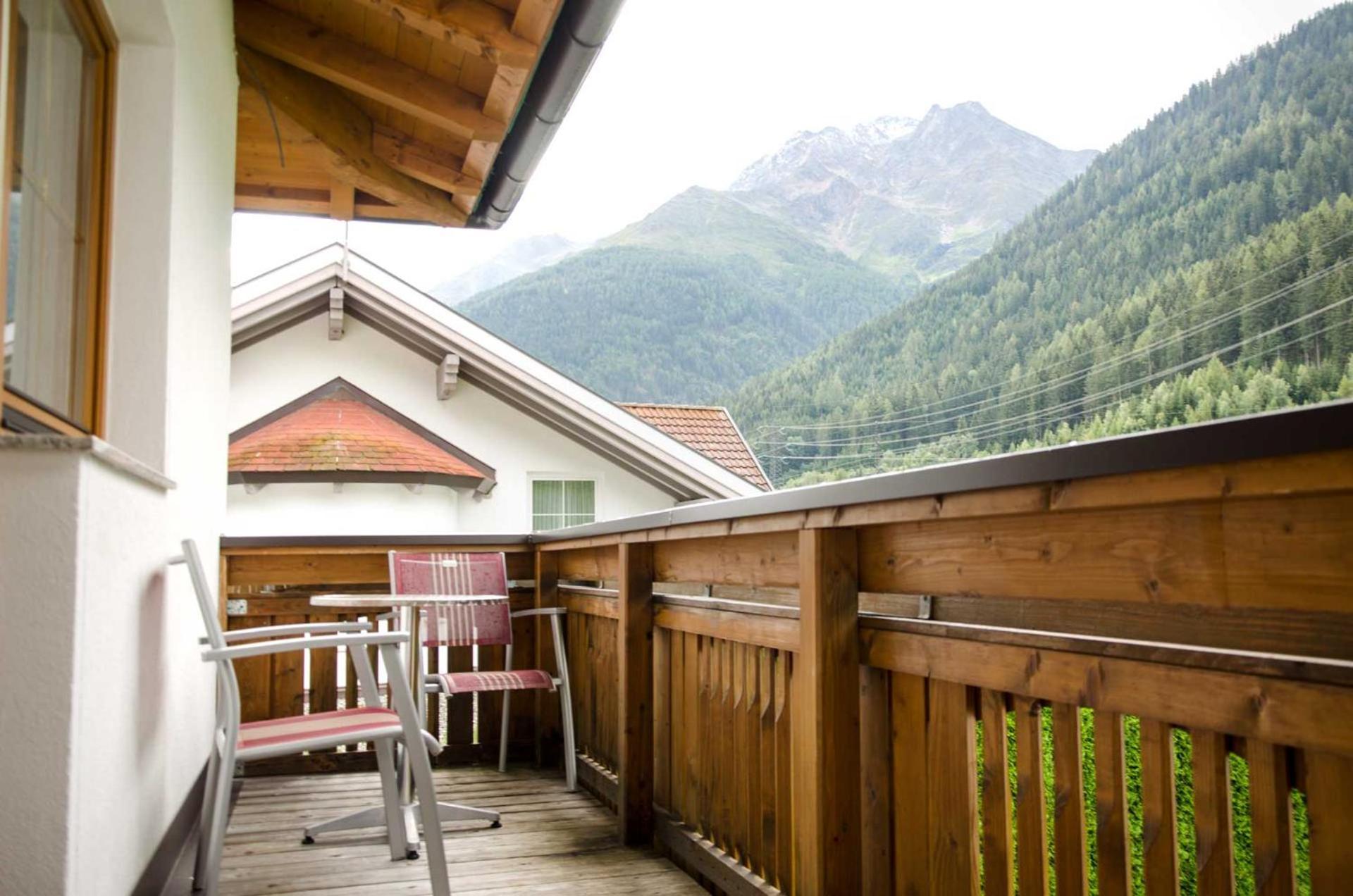 Haus Alpin Apartments Pettneu am Arlberg Exterior foto